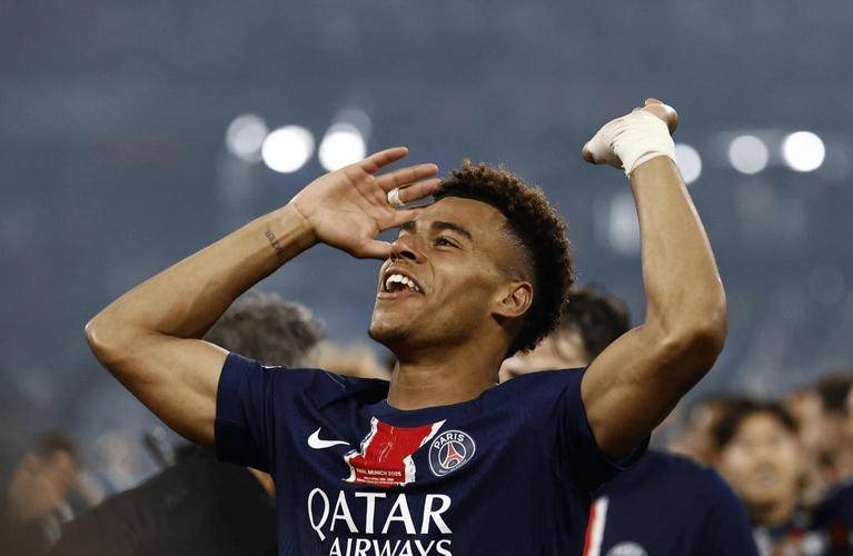 包含今晨法甲焦点战，曼城官宣签约，悬念犹存，赛季目标并未改变的词条